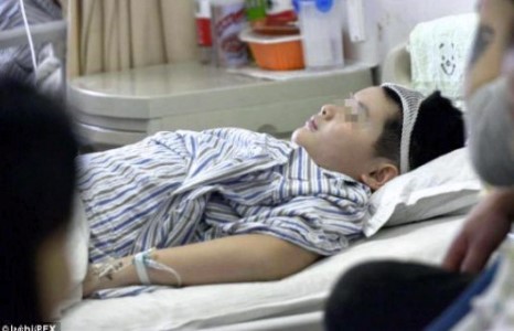 Дагавар хүүхдийнхээ гарыг тасдаад, буцалсан усанд хийжээ