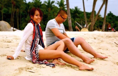 Дуучин Цэлмүүн, нөхрийн хамт Сингапурт амарч явна