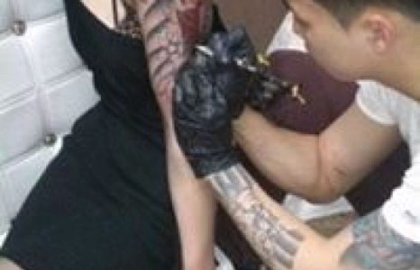 Дуучин Анхмаа: Тэр шивээс хийлгэсэн охин надтай үнэхээр адилхан байсан