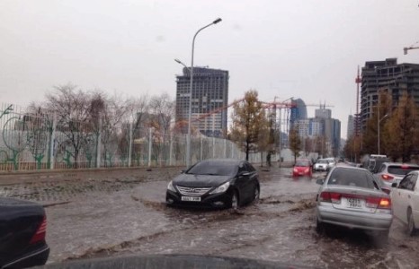 “Экспресс зам” ХХК-ийн тэрбумаар зассан замыг Үүл даргад харуулж байна!