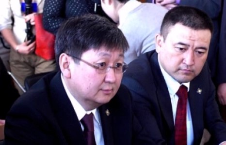 Сонгогчдоо шоронгийн үүдэнд суулгасан Увсын хоёр гишүүн