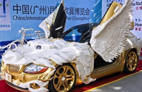 Луун сийлбэртэй BMW