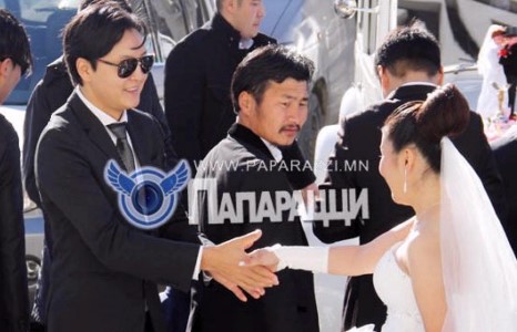 Жүжигчин Бархүү хуримаа хийхийг хүснэм...