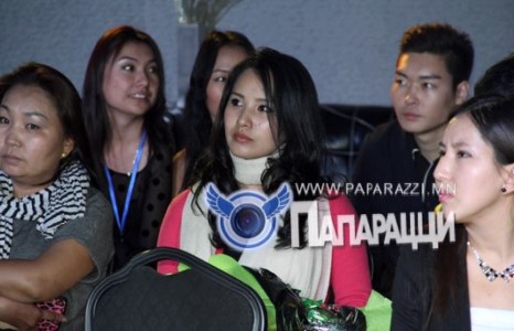 Хамтлагаасаа хөөгдсөн ч, авъяасийнхаа  хүчээр эргэн орсон жүжигчин Гэрэлцэцэг