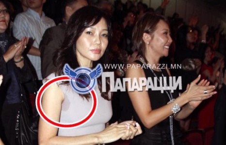 Топ модель Одгэрэл хөлс дарагчаа түрхэхээ мартжээ