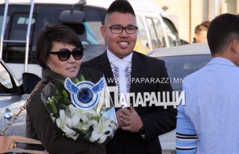 Ааваасаа том биетэй жүжигчин залуу