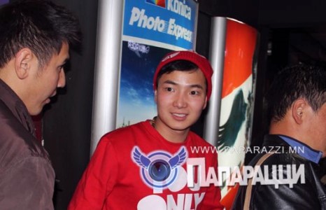 Мисс найз бүсгүйдээ хаягдсан ч,өөдрөг яваа залуу