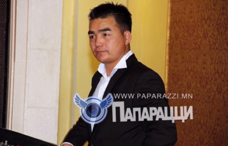 Дуучин Намсрайноровын чимэг, өтгөн хар хөмсөг