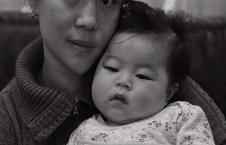 Эрүүл саруул торниж байсан бяцхан охин вакцин хийлгэснээсээ болоод хүнд өвчнөөр шаналж байна