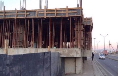 Явган хүний зам дээр зөвшөөрөлгүй барилга барьж байна