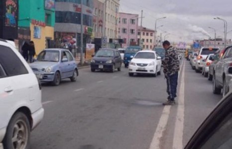 Замын голд шээсэн эр...