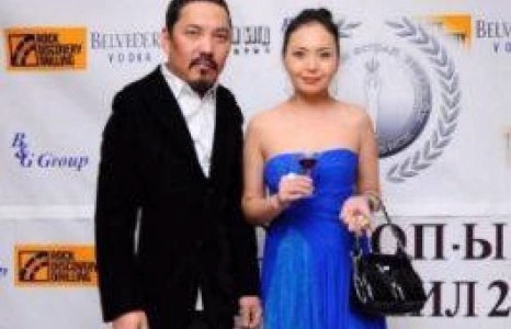 Гитарчин Өөжгийгийн олны нүднээс нуудаг, олон удаа салсан гэгдэх эхнэр нь