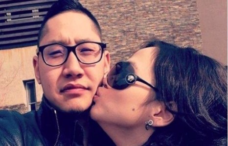 Жүжигчин Дөлгөөний нөхөр хүмүүлэгийн үйлст эхнэртэйгээ хамт