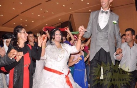 Дэлхийн хамгийн өндөр залуу хуримаа хийжээ