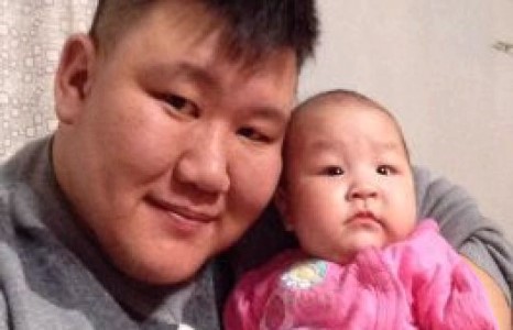 “Шинэ үе” продакшины Ганбаа эхнэр 2 хүүхдээ орхин, залуухан бүсгүйтэй цэнгэж явна