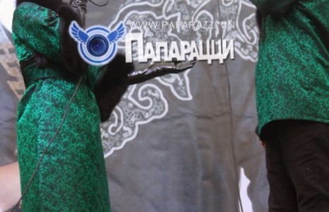 Б.Болд Э.Чулуунчимэг нар фэнүүдээсээ телевиз бэлгэнд авчээ