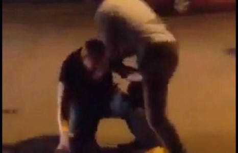 Дуучин Канье Уэст хоёр залууг навс зодсон бичлэг интернэтээр цацагдлаа /Видео/