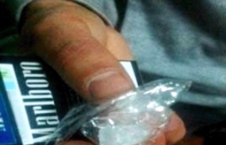 Хар тамхи оруулж ирэх гээд баригдсан хүүгийн эцэг нь Гаалийн томоохон албан тушаалтан байжээ