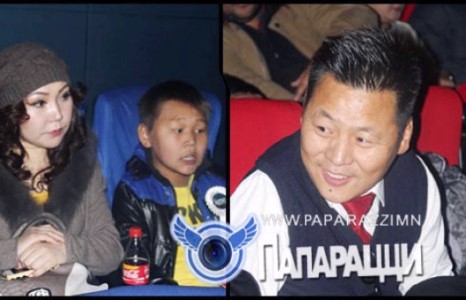 Жүжигчин Ялалтад баяр хүргэхээр экс эхнэр нь хүүгийн хамтаар иржээ