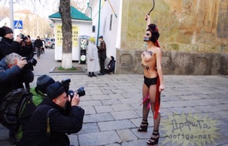 Феменчууд Януковичийг эсэргүүцжээ