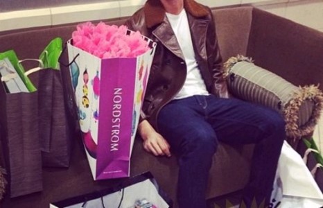 Эхнэртэйгээ хамт дэлгүүр хэссэн эрчүүд.