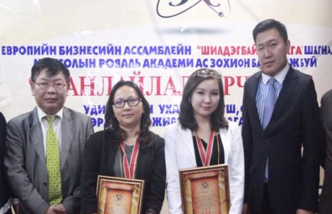  Рояаль академи “МАНЛАЙЛАЛ- ОРЧИН ҮЕ”  удирдахуйн ухааны багш, оюутны эрдэм шинжилгээний   хурлыг  олон улсын жишигт нийцэхүйц өндөр хэмжээнд  зохион байгууллаа.