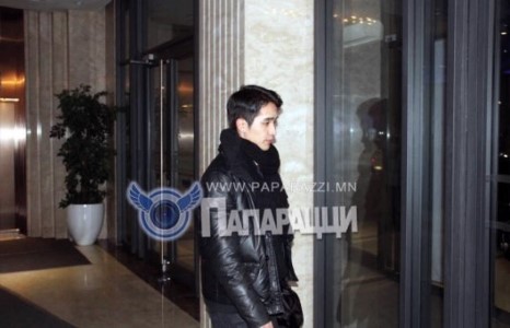  Дуучин Гүнчин-Ишийг “гомо” биш хэмээн найз охин нь уурлав