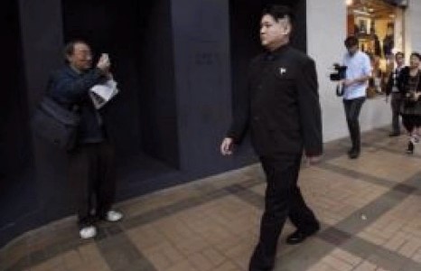 Хойд Солонгосын удирдагчтай усны дусал мэт адилхан залуу