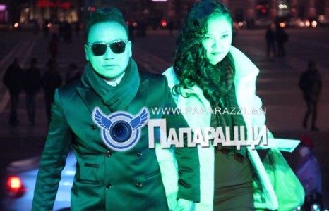 Дуучин Наагий гэргийгээрээ гоёлоо