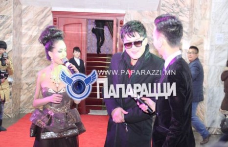 Найз бүсгүйдээ хөл алддаг Амархүү