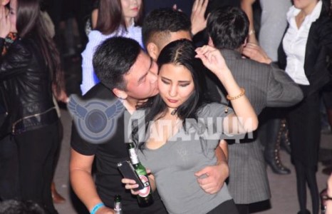 “Extacy” хамтлагийн экс гишүүн бааранд нэг иймэрхүү