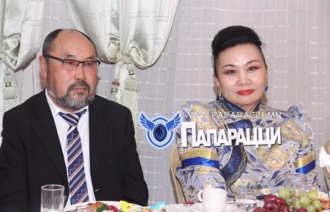 Дуучин Долгор шинэ нөхрийн хамтаар