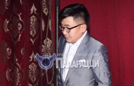 Эхнэрээ нуудаг дуучин Бичүү 