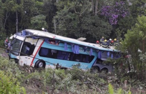 Зорчигчийн автобус жалга руу унаж, 14 хүн амиа алджээ