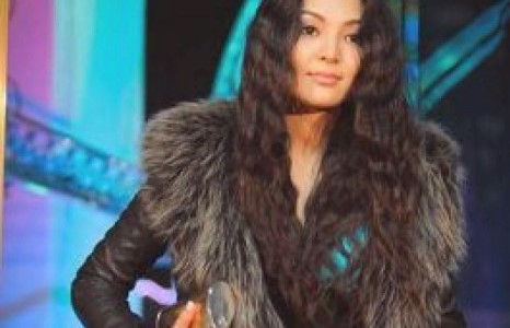 Хөтлөгч Ануушын экс эхнэр гялалзаж явна