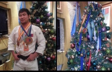 МУГТ Х.Цагаанбаатар хүүхдүүдийнхээ сүлд модыг медалиудаараа чимлээ