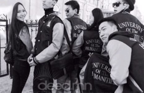 Оюутнууд дүрэмт хувцасаар жигдэрчээ