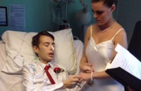 Ходоодны хавдартай, хэдхэн хоногийн настайгаа мэдсэн залуу эмнэлгийн орон дээр хуримаа хийжээ