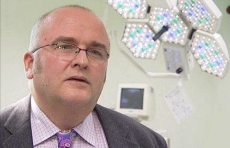 Мэс засалч эмч өөрийн овог нэрийг өвчтөнийхөө элгэн дээр сийлдэг байжээ