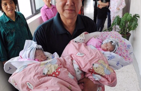 60 настай эмэгтэй 2 ихэр охин төрүүлжээ