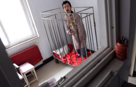 Тархины гэмтэлтэй эрийг 40 гаруй жилийн турш ээж нь төмөр торонд өсгөж байна /Бичлэг/