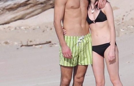 Эмма Ватсон шинэ найз залуутайгаа Карибт амрав