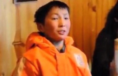 Унаач хүү, ард түмнийг уйлуулж байна