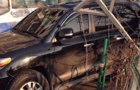 Макс-ын барилга дээрээс төмрөөр бороо орж хүний амь эрсэдлээ