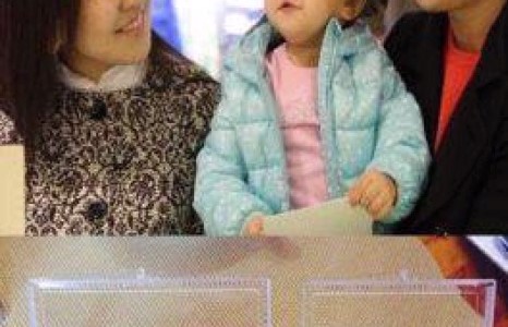 Жүжигчин Одончимэг охиндоо шинэ байраар бэлэг барьлаа