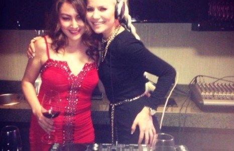 Холливиудын оддын шоуг зохион байгуулагч, захирал бүсгүй