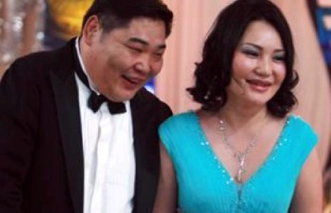 УИХ-ын гишүүн асан Батбаяр эхнэрийн хамтаар үйлчлэгчидээ байр бэлэглэлээ