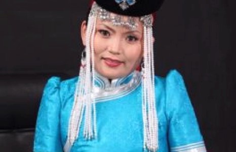 Дуучин Ц.Мөнхсоёлын “Түмэнтэйгээ золгох аялгуу” тоглолтын билет эрэлт ихтэй байна