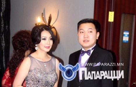 “Royal” академийн захирал Н.Учрал үзэсгэлэнт эхнэрийн хамт