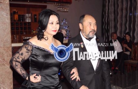 Бодлын цагаан хун шиг эмэгтэй